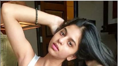 ব্ল্যাক ড্রেস, হাতে এটিএম কার্ড, শাহরুখ কন্যার সেলফি এখন চর্চায়