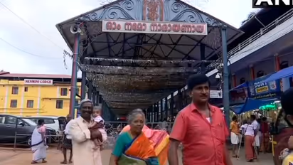 ഗുരുവായൂരില്‍ പ്രധാനമന്ത്രിക്ക് താമരപ്പൂ കൊണ്ട് തുലാഭാരം : ചിത്രങ്ങള്‍ കാണാം