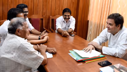 വയനാട് എംപിയ്ക്ക് മുന്നില്‍ പരാതികളുമായി ജനം: എല്ലാവരേയും കേട്ട് രാഹുല്‍