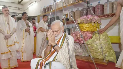 गुरुवायूर के कृष्ण मंदिर में पीएम मोदी ने की पूजा, मुस्लिम किसान से खरीदे फूलों से हुआ तुला दान