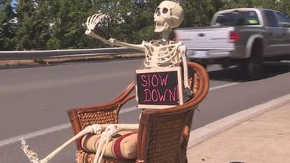 വീടിനടുത്തെ വളവില്‍ നിരന്തരം അപകടം, ഒടുവില്‍ അസ്ഥികൂടത്തെ റോഡരികില്‍ ഇരുത്തി