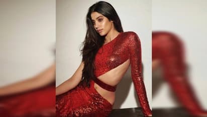 শ্রীদেবীর নিজে হাতে বানানো টোটকা! সেই তেল মেখেই এমন চুল জাহ্নবীর