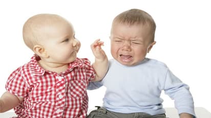 கைக்குழந்தை ஏங்கி ஏங்கி அழுகிறதா? ரொம்ப நேரம் அழுகையை நிறுத்தலன்னா இதுதான் காரணம்.. என்ன செய்யணும் தெரியுமா?