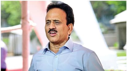 వరదల్లో సెల్ఫీలకు ఫోజులిచ్చిన మంత్రి.. నెటిజన్ల విమర్శలు