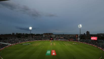 രണ്ടാംലോക മഹായുദ്ധത്തിന്റെ ചുടുനിശ്വാസത്തില് ഓവല്