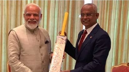 ಮಾಲ್ಡೀವ್ಸ್'ಗೆ ಕ್ರಿಕೆಟ್ ಕಲಿಸಲಿರುವ ಭಾರತ: ಬ್ಯಾಟ್ ಗಿಫ್ಟ್ ನೀಡಿದ ಮೋದಿ!