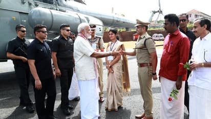 ഹെലികോപ്ടറില് പ്രധാനമന്ത്രിയെത്തി; കൈകൊടുത്ത് സ്വീകരിച്ച് അനുപമയും യതീഷ് ചന്ദ്രയും, ചിത്രം വൈറല്