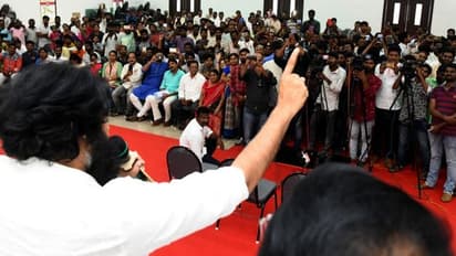 ఓటేయకుండా... సలహలిస్తారా: పవన్ ఆగ్రహం