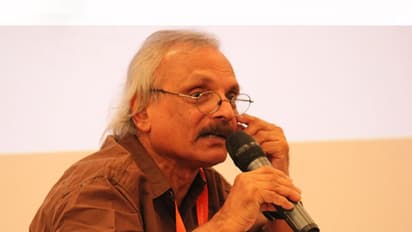 'പട്ടികളുടെ റിപ്പബ്ലിക്, പട്ടികളെയും കുഴികളെയും പേടിച്ച് നടക്കാന് കഴിയാത്ത അവസ്ഥ'; വിമര്ശിച്ച് മുകുന്ദന്