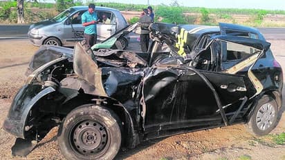 லாரி மீது கார் பயங்கர மோதல்... தாய், மகன் உள்பட 3 பேர் சம்பவ இடத்திலேயே உயிரிழப்பு..!