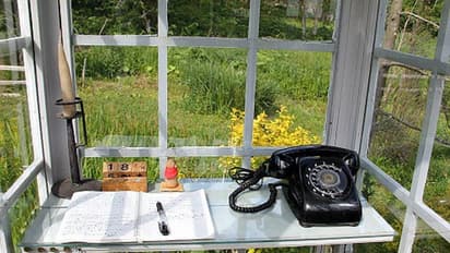 ഓർക്കാപ്പുറത്ത് മരണത്തിലേക്ക് ഇറങ്ങിപ്പോയവരെ വിളിക്കാൻ കടലോരത്ത് ഒരു ടെലിഫോൺ ബൂത്ത്