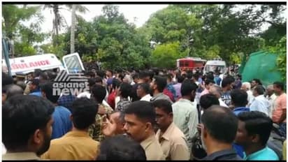 പാലക്കാട്ട് അപകടമുണ്ടായവരെ കൊണ്ടുപോയ ആംബുലൻസ് മീൻ ലോറിയിലിടിച്ച് എട്ട് മരണം