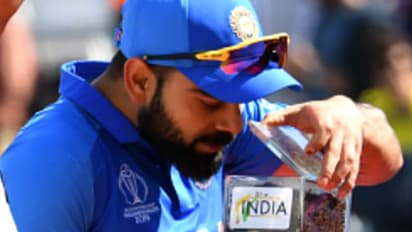 మట్టి కాదు, కోహ్లీకి గోమూత్రం పంపించండి