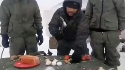 মাইনাস ৬০ ডিগ্রি তাপমাত্রায় হাতুরির ঘায়েও ভাঙছে না ডিম, দেখুন ভিডিও