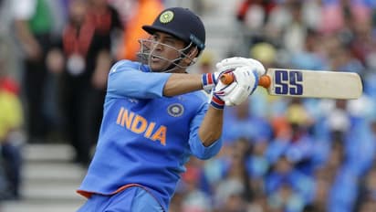 സ്റ്റാര്‍ക്കിനെതിരെ ധോണി നേടിയ ആ സിക്സര്‍ കണ്ട് അന്തംവിട്ട് കോലി