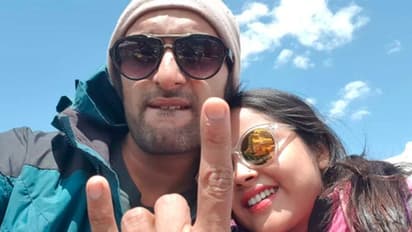 শাহরুখের স্টাইলে ব়্যোম্যান্সে মগ্ন জিতু-কমল, পাহাড়ের কোলে অন্তরঙ্গতায় মজে লাভবার্ডস