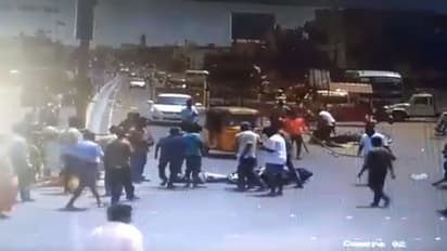 ബാരിക്കേഡ് തകര്ത്തെത്തിയ കാര് ബൈക്കുകള് ഇടിച്ച് തെറിപ്പിച്ചു; മൂന്നുപേര്ക്ക് ഗുരുതര പരിക്ക്