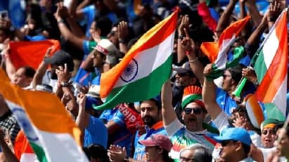 గ్రౌండంతా భారతీయులే, జాడలేని ఆసీస్ అభిమానులు