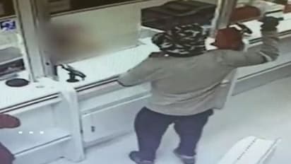 അവക്കാഡോ പഴം പെയിന്റടിച്ച് ഗ്രനേഡാണെന്ന് ഭീഷണിപ്പെടുത്തി, രണ്ട് ബാങ്കില് നിന്നായി കൊള്ളയടിച്ചത് നാലു ലക്ഷം രൂപ