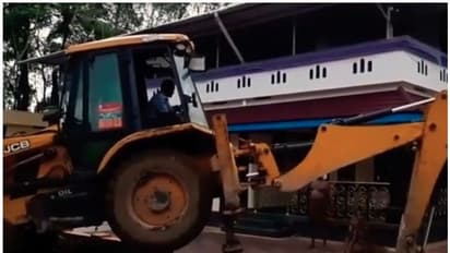 'ഈ മതിലുചാട്ടം വൈറല്'; മതിലുചാടി ജെ സി ബി, വീഡിയോ