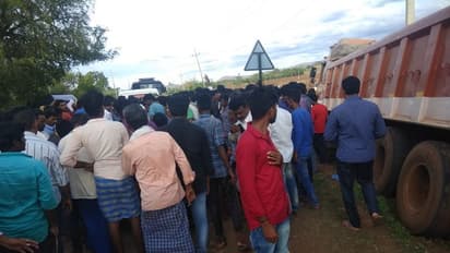 ಚಿತ್ರದುರ್ಗ: ಬೈಕ್​ಗೆ ಲಾರಿ ಡಿಕ್ಕಿ, 9 ತಿಂಗ್ಳು ಗರ್ಭಿಣಿ ಸೇರಿ ಮೂವರು ಸಾವು