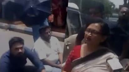 গাড়ির পথ আটকে জুনিয়র ডাক্তাররা, হেঁটেই এনআরএসে ঢুকলেন মন্ত্রী