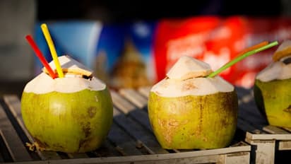 ত্বক ও স্বাস্থ্যের যত্নে হাতে তুলে নিন এক গ্লাস ডাবের জল