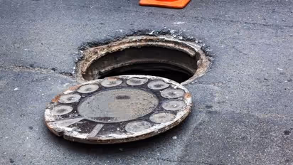 സ്വര്ണത്തരികള് തേടി മാന്ഹോളിലിറങ്ങി; രണ്ട് യുവാക്കള് ശ്വാസംമുട്ടി മരിച്ചു