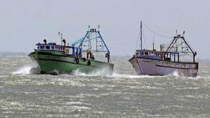 ধেয়ে আসছে শক্তিশালী ঘূর্ণিঝড় 'বায়ু'! জারি হল রেড অ্যালার্ট