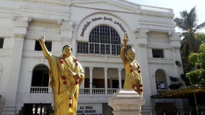 அவருக்கு மாநிலங்களவை பதவி கொடுங்க... அதிமுகவில் வலுக்கும் புதிய கோஷம்!