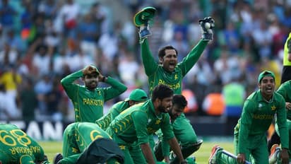 ಒಂದು ರನ್ ಗೆ ಧೋನಿ ಔಟ್; ಕುಣಿದು ಕುಪ್ಪಳಿಸಿದ ಪಾಕ್ ಅಭಿಮಾನಿಗಳು..!