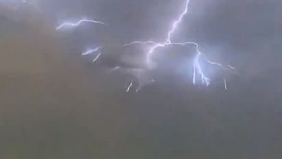 ಕ್ಯಾಮೆರಾದಲ್ಲಿ ಸೆರೆಯಾದ ಮಿಂಚಿನ ಸಂಚಲನಕ್ಕೆ ಮಂದಿ ಫುಲ್ ಖುಷ್