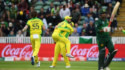 নাটকীয় ওঠাপড়ার শেষে পরাস্ত পাকিস্তান, অজিদের জেতালেন ওয়ার্নার-স্টার্ক