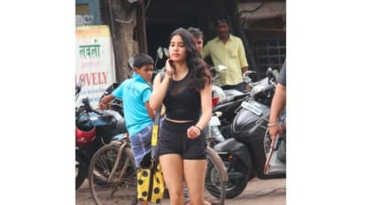 পায়ে হেঁটে জিমের পথে জাহ্নবী কাপুর, দেখুন ফটোগ্যালারি