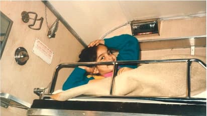 ট্রেন সফরে বলিউডের কোন অভিনেত্রী! ছোটবেলার ছবি শেয়ার করলেন নিজের সোশ্যাল পেজে