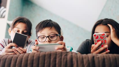 আপনার সন্তান কি সারাক্ষণ স্মার্টফোনে মগ্ন, তাকে নিয়ন্ত্রণ করতে মেনে চলুন এই উপায়গুলি