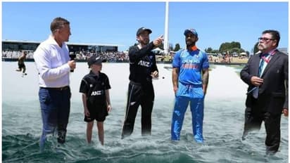 വെറും ഏഴേ ഏഴ് ട്രോള്‍; ലോകകപ്പ് മഴയെ ട്രോളിക്കൊന്ന് ആരാധകര്‍