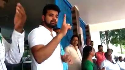 ಪಕ್ಷ ದ್ರೋಹ ಮಾಡಿದವರಿಗೆ ಮತ ಬೇಡ: ಪ್ರಜ್ವಲ್ ರೇವಣ್ಣ