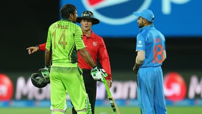 ఇక చాలు ఆపు! అతను నీకంటే సీనియర్... విరాట్ కోహ్లీపై మహేంద్ర సింగ్ ధోనీ సీరియస్...