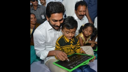 చిన్నారులను ఒడిలో కూర్చొబెట్టుకొని అక్షరాలు దిద్దించిన జగన్