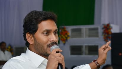 ఒడిలో కూర్చోబెట్టుకుని అక్షరాలు దద్దించిన జగన్ (ఫోటోలు)