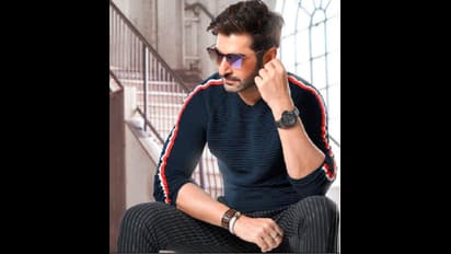 'বাবা' জিৎ-কে মেয়ের আদর, নেট দুনিয়ায় ভাইরাল হল ছবি