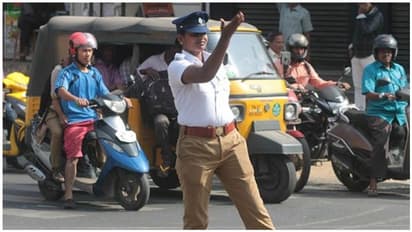 மோட்டார் சைக்கிளில் பின்னால் உட்கார்ந்து போறீங்களா..? அதிர்ச்சியாகாதீங்க, உறுதியா செம கவனிப்பு இருக்கு பாஸ்..!