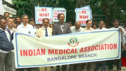 এনআরএস কান্ডের জোয়ারে দেশজুড়ে চিকিৎসকদের কর্মবিরতি, সঙ্গে প্রতিবাদ মিছিল