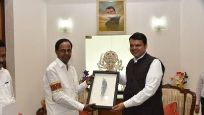 కాళేశ్వరం ప్రాజెక్టు ప్రారంభోత్సవం: మహా సీఎంకు కేసీఆర్ ఆహ్వానం