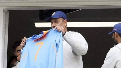 ರೊಚ್ಚಿಗೆದ್ದ ಅಭಿಮಾನಿಗಳನ್ನು ನಾಜೂಕಾಗಿ ಸಮಾಧಾನ ಮಾಡಿದ ಕೋಚ್ ಶಾಸ್ತ್ರಿ