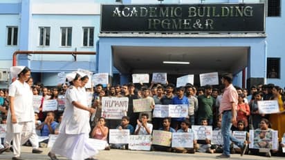 ബംഗാളിലെ ഡോക്ടര്മാരുടെ സമരം: ചികിത്സ കിട്ടാതെ ജനം വലയുന്നു, 300 ഡോക്ടര്മാര് രാജിവച്ചു