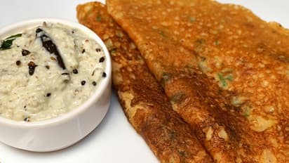 ഇതൊരു ഹെൽത്തി ബ്രേക്ക്ഫാസ്റ്റ്; ഓട്സ് ദോശ തയ്യാറാക്കാം