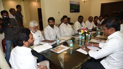 కుమారస్వామి భేటీ: పార్టీ ఎంపీలతో జగన్ (ఫొటోలు)