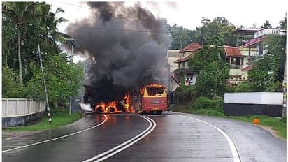 കൊല്ലത്ത് കെഎസ്ആര്ടിസിയും കോണ്ക്രീറ്റ് മിക്സര് വണ്ടിയും കൂട്ടിയിടിച്ച് അപകടം; നിരവധി പേര്ക്ക് പരിക്ക്